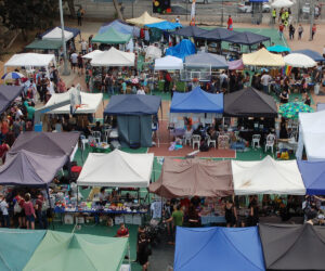 מבט מלמעלה על יריד הדוכנים וקהל שמסתובב בו