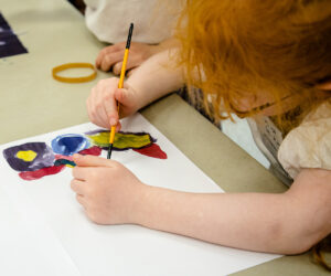 ילדה מציירת בסדנה